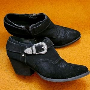 Reba black booties size 6